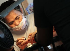 Anh Huy Van, một người Việt làm chủ tiệm nail ở thành phố Miami. Ảnh: Seattletimes